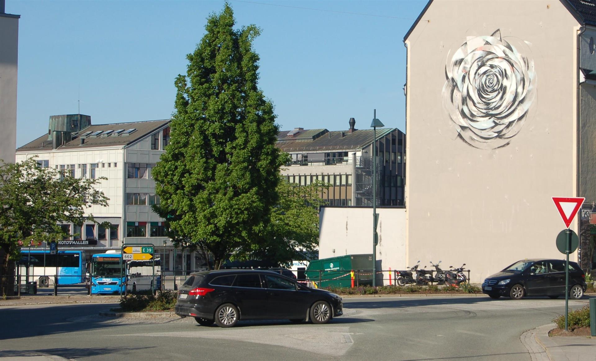 Foto av trafikk og rundkjøring