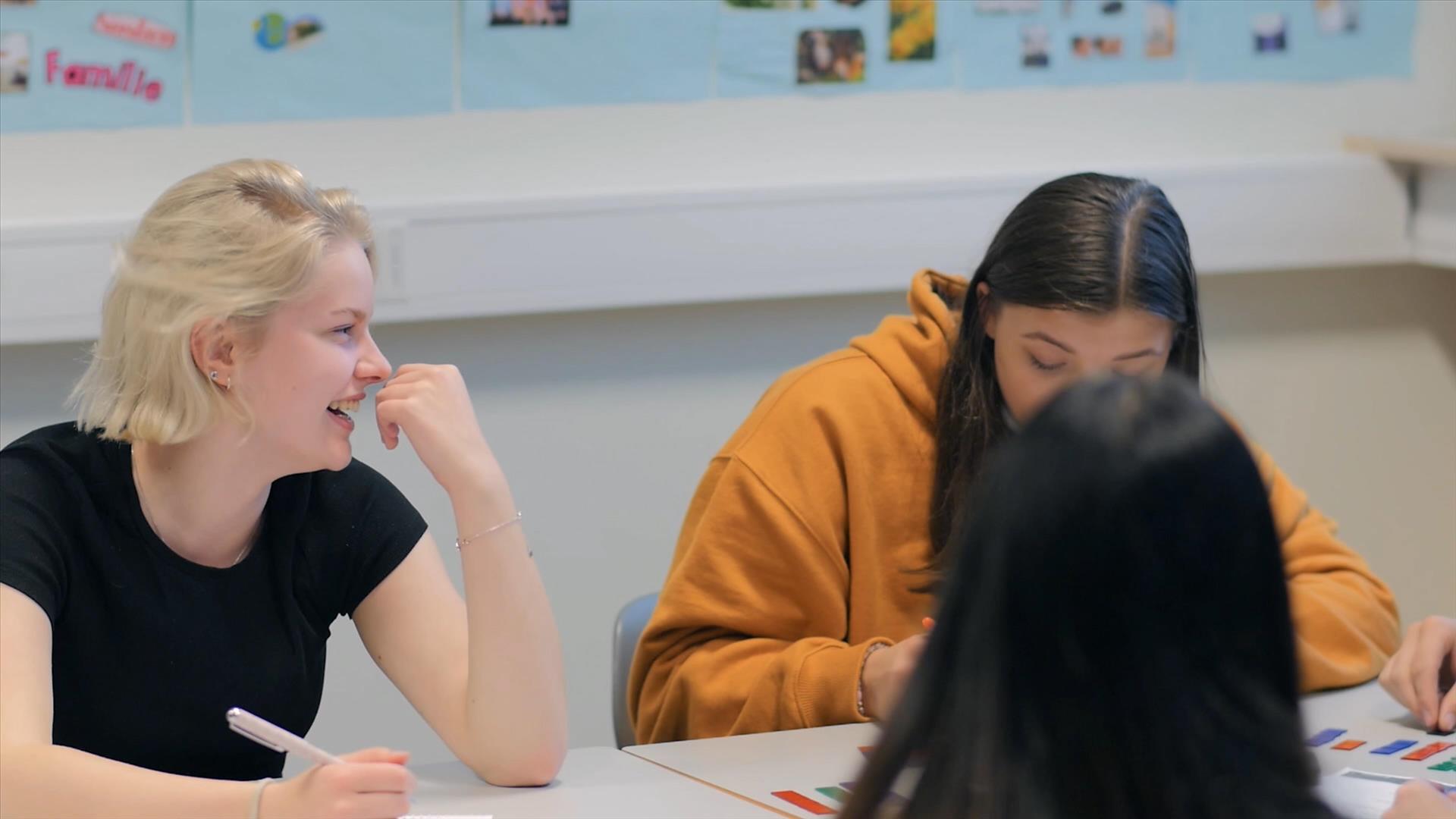 Bilder av elever som skriver rundt en pult