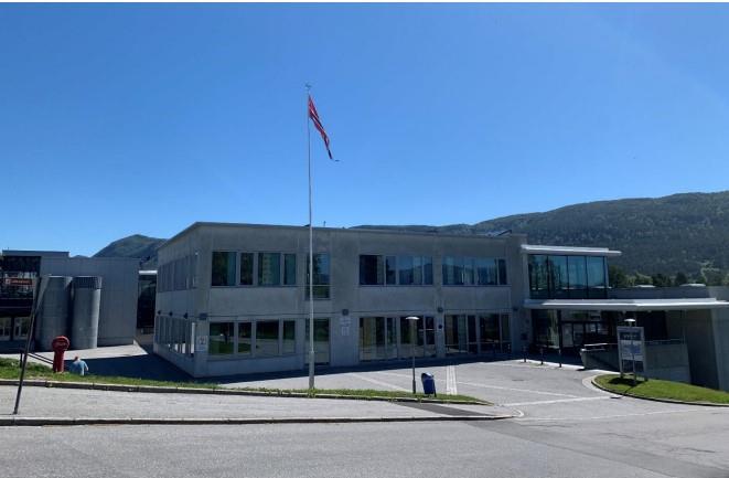 Bilde av Borgund vidaregåande skole med blå himmel