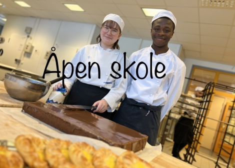 Foto av elever som lager kake på Restaurant og matfag