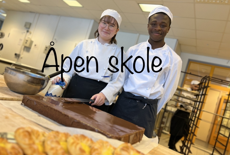 Foto av elever som lager kake på Restaurant og matfag